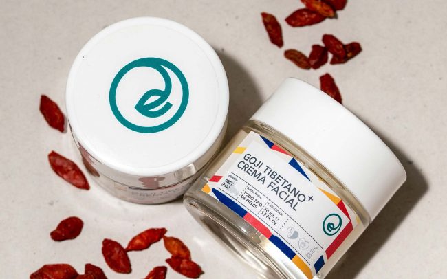 Fotografies per a la marca de cosmètica Essential Cosmetics.