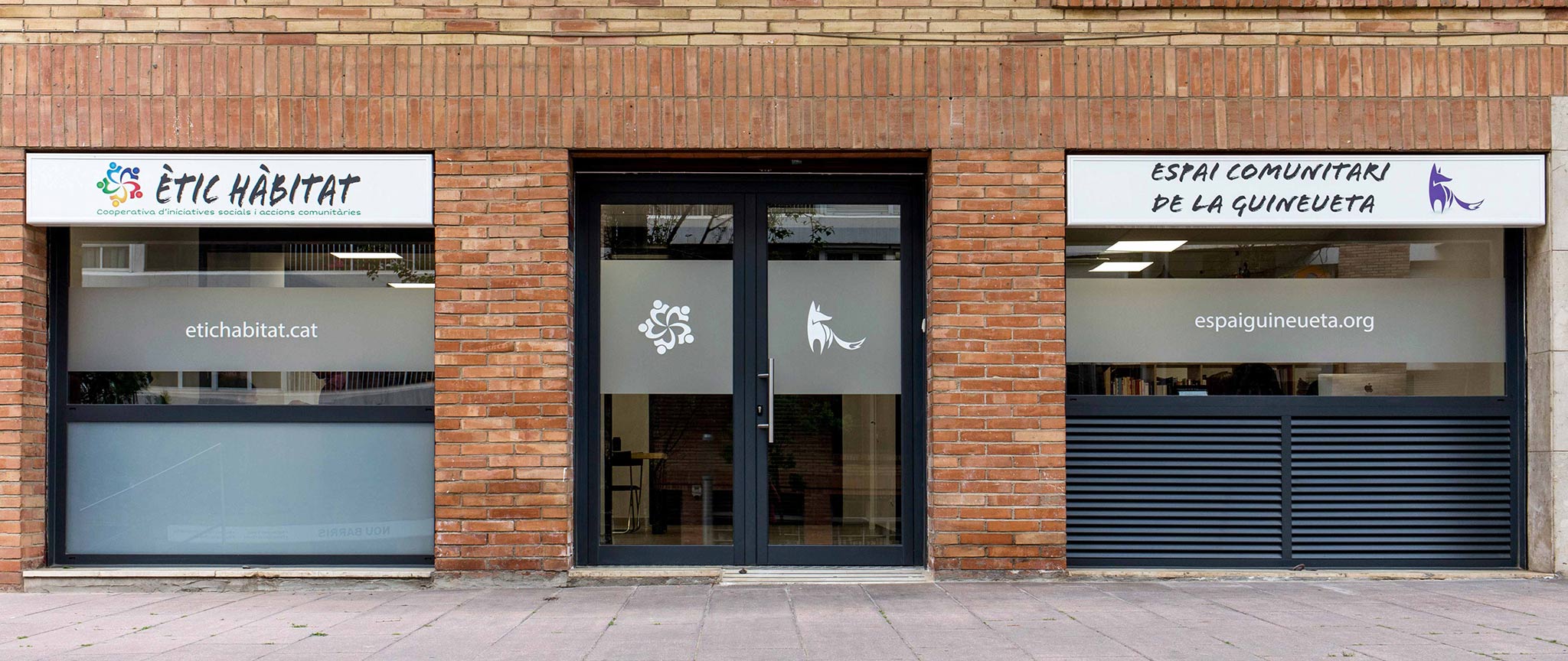 Realització de fotografies de l’Espai Comunitari de la Guineueta per a la seva web i per al disseny de tríptics i postals informatives.. Espai des del carrer, porta d'entrada i aparadors.